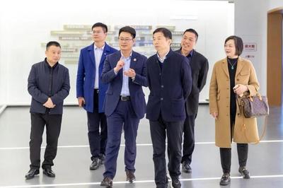 徐工集團領導一行蒞臨金鵬建設集團參觀交流